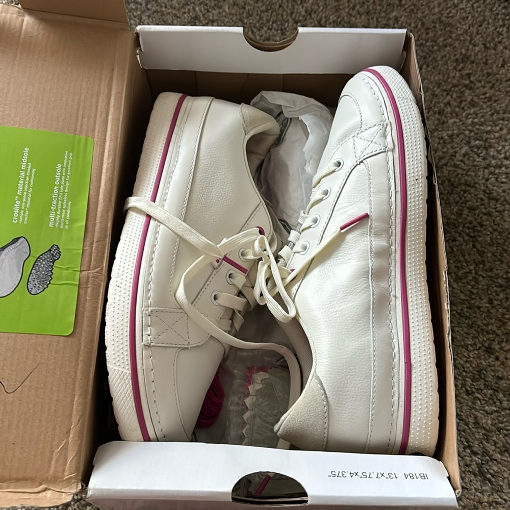 Woman’s crocs golf shoes